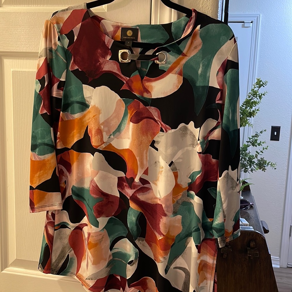 Women Floral small JM Collections blouse. Very light and silky feel.